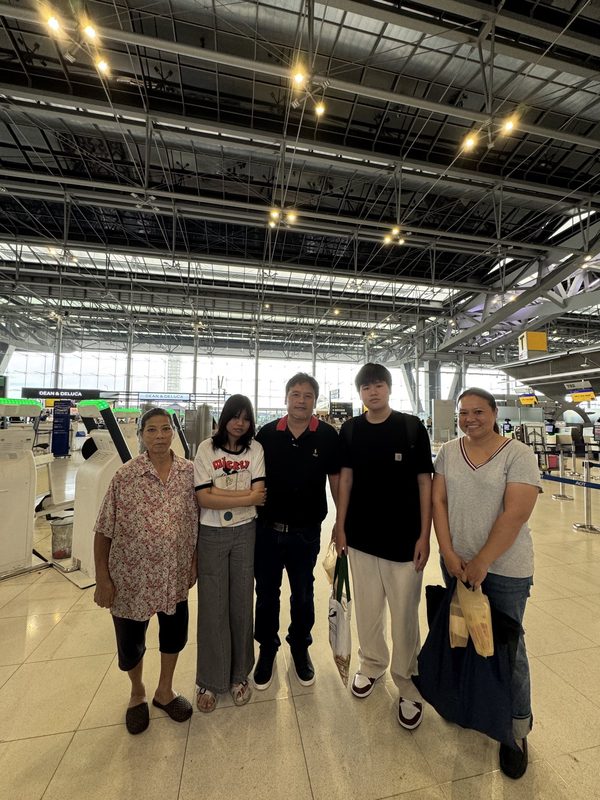 ส่งนักเรียนและผู้ปกครองที่สนามบินสุวรรณภูมิ