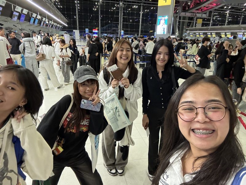ทีมงานและนักเรียนก่อนแยกย้ายเข้ามหาวิทยาลัย