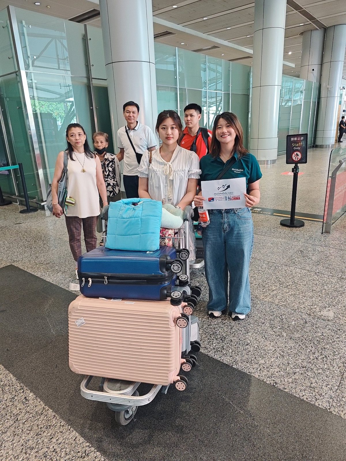 ทีมงานคนไทยต้อนรับนักเรียนที่สนามบินฝั่งจีน