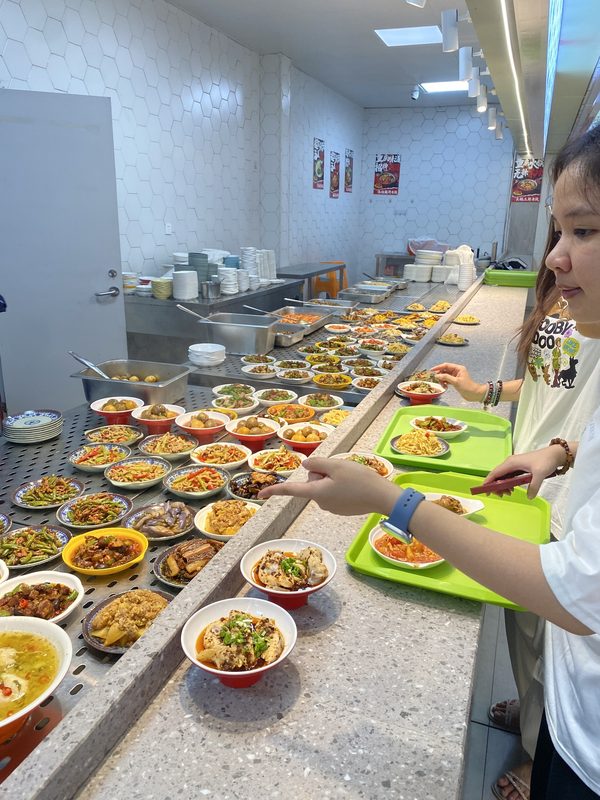มื้ออาหารในโรงอาหารของมหาวิทยาลัย