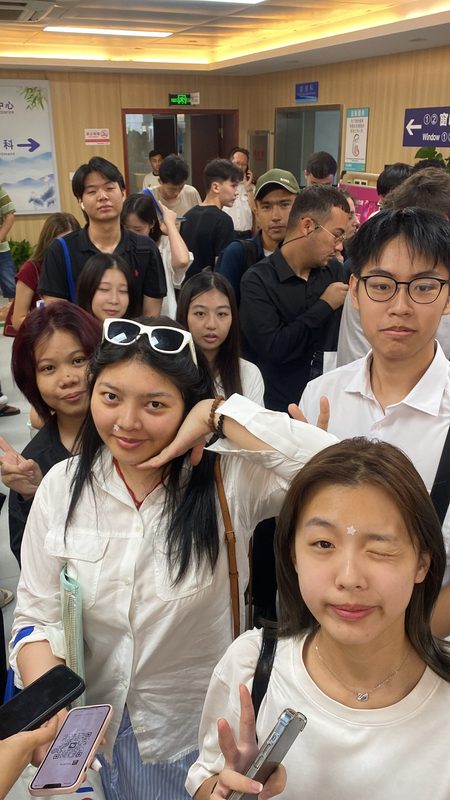 นักเรียนถ่ายรูปร่วมกันหลังจบกิจกรรม