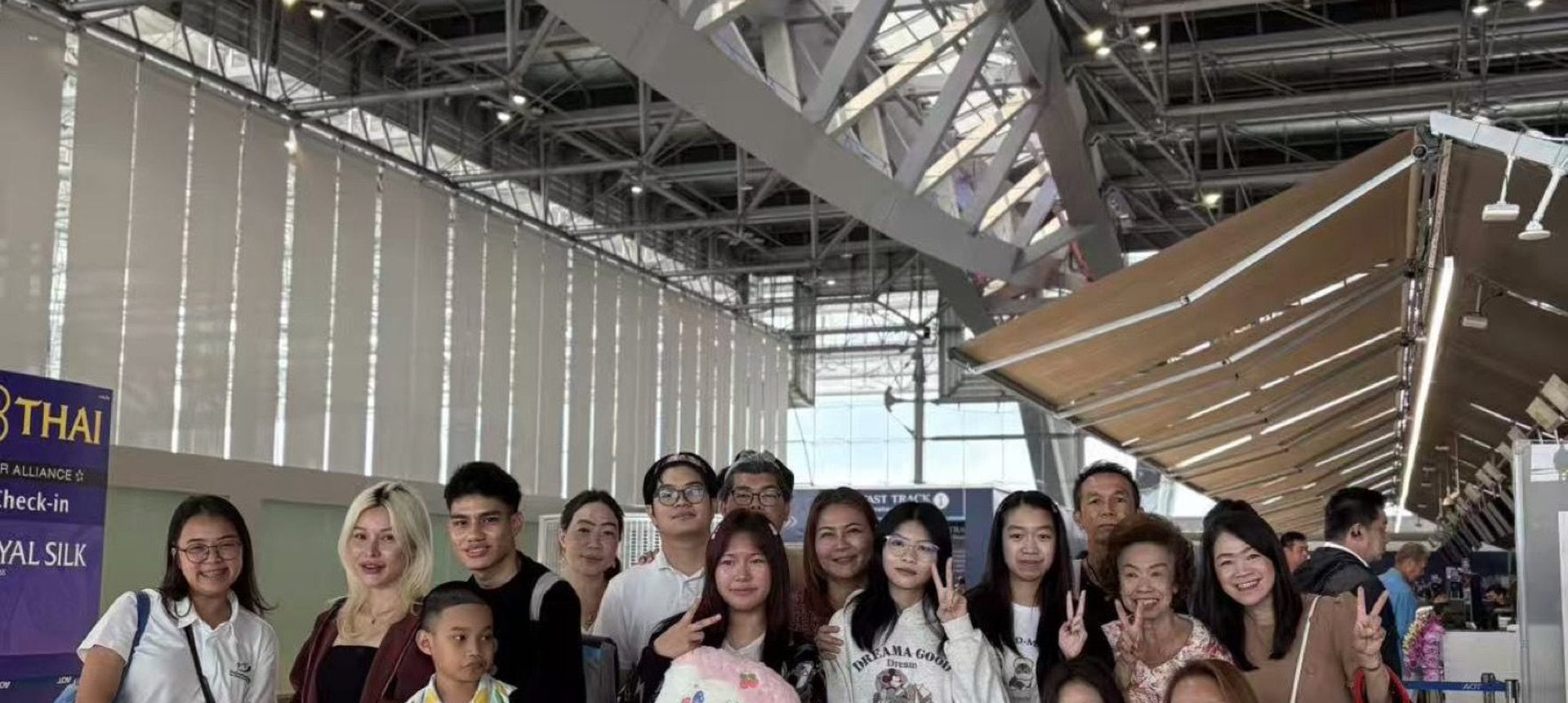 ทีมงานส่งนักเรียนถึงสนามบินทุกครั้งที่เดินทาง